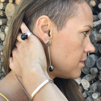 kvinna med sidecut med claw örhängen och ring på sig mom of sweden by lang