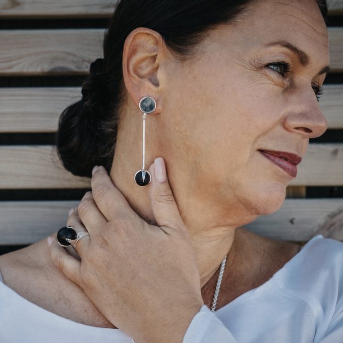 kvinna med sidecut med claw örhängen och ring på sig mom of sweden by lang