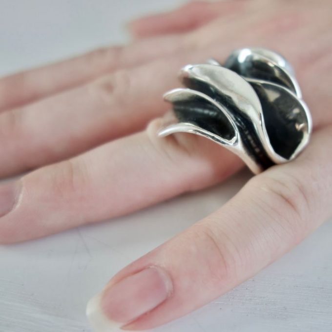 Edge ring on finger inspired by oysters Mom of Sweden by Lang