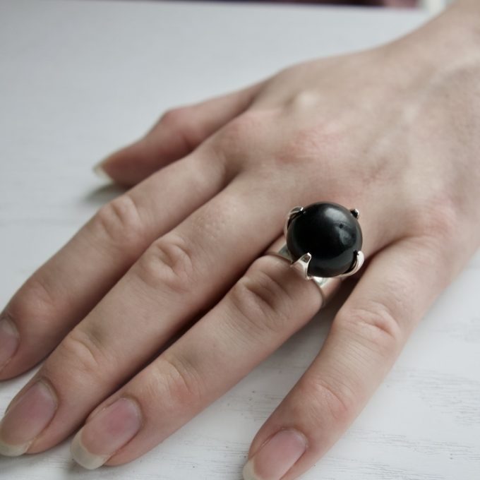 Claw ring med onyx på ett finger från Mom of Sweden i butiken By Lang