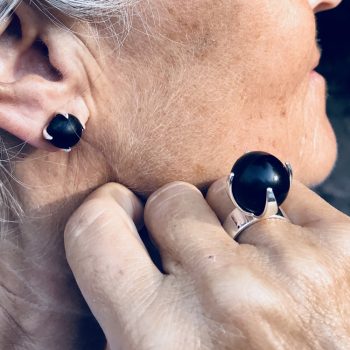 Claw ring med onyx och studs örhängen på kvinna från Mom of Sweden i butiken By Lang