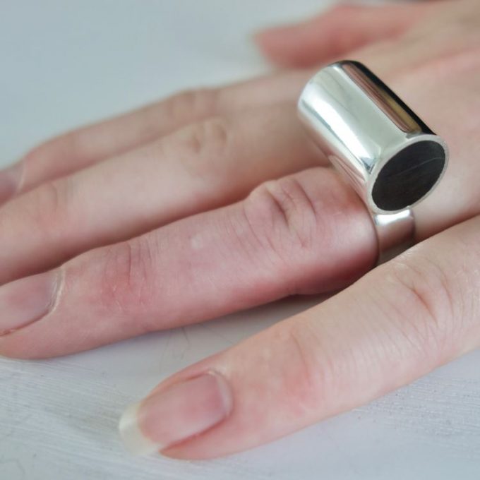silver ring på finger med lakritsformad onyx
